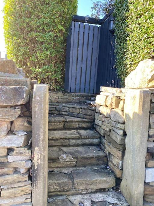 Honeybee Cottage, With A Log Fire & A Hot Tub. Bradford  Eksteriør bilde
